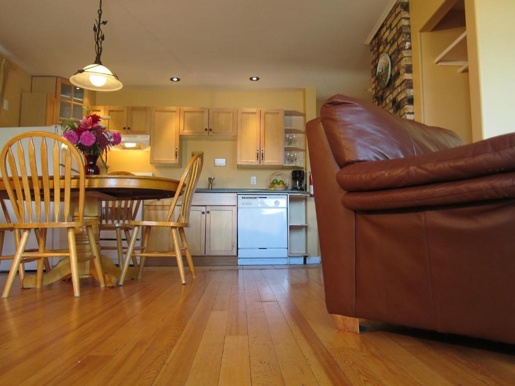 Heriot Bay Inn Room photo
